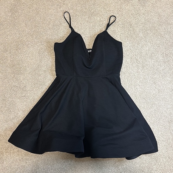 Paper Doll black plunge neck fit & flare dress M - Picture 3 of 12